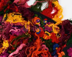 cca 1950 Matyó hímzéses asztalterítő, jó állapotban, d: cca 100 cm