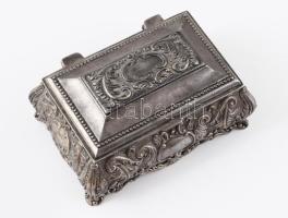 Rokályos díszítésű ezüstözött ékszeres doboz, 9,5x6,5 cm