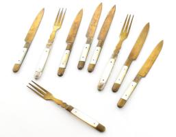 9 darab gyöngyház rárakásos bronz kés, villa, sérüléssel, h: 13-14 cm