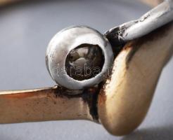 Arany (Au) gyűrű, 14k, rajta ezüst (Ag) foglalatban cca 0,05 ct gyémánt, jelzés nélkül, m: 54, brutt...