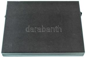 ifj. Szlávics László (1959-) 2011. "Nagy Magyarok / Szent István" aranyozott Cu emlékérem kapszulában (40mm) + Csontos Attila DN "Magyar Századok" kétoldalas aranyozott Cu emlékérem kapszulában (3xklf: X., XI., XII. század) (34mm). Összesen 24 férőhelyes (50x50mm) éremtartó kazettában, kivehető tálcával T:PP