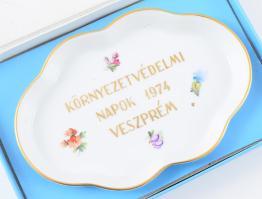 Herendi tálka, "Környezetvédelmi Napok 1974 Veszprém" felirattal, jelzett, díszdobozban, 14x9,5 cm