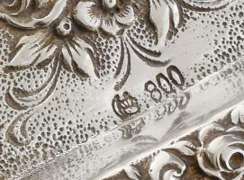 Ezüst (Ag) négyszögletes virágmintás hamutál, jelzett, 7,5×5,5 cm, nettó: 26,1 g