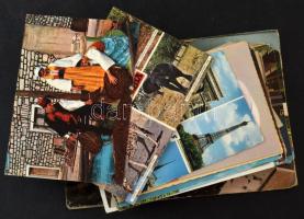 Kb. 100 db MODERN külföldi művészeti és város képeslap / Cca. 100 modern foreign town and art postcards