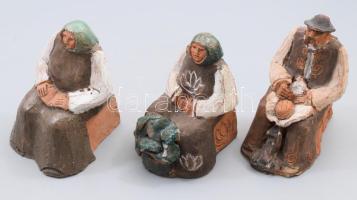3 darab erdélyi kerámia szobor, öregúr és öregasszonyok, jelzés nélkül, kopással, m: 12 cm