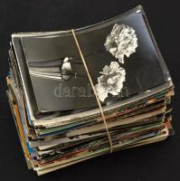 Kb. 300 db MODERN üdvözlőlap kis dobozban / Cca. 300 modern greeting postcards in a small box