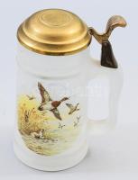 Vadászmintás fedeles söröskorsó, m: 17 cm