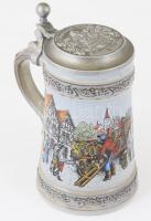 Német historizáló mintás fedeles korsó, m: 18 cm