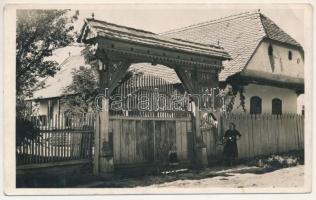 Gyergyócsomafalva, Csomafalva, Ciumani; Székely kapu / Transylvanian wood carved gate. Foto Sántha (EB)
