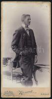 cca 1900 Férfi egészalakos portréja, keményhátú fotó Kossak aradi műterméből, sérülésekkel, 21×11 cm