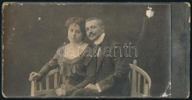 cca 1911 Dr. Luszt Ferenc aradi hatósági tisztiorvos és felesége Oravetz Mimi portréja, keményhátú fotó Kossak József aradi műterméből, sérülésekkel, 11×21 cm