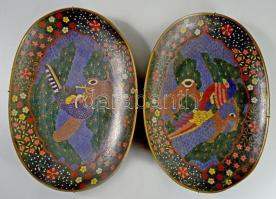 Cloissone kínáló pár - fenyőágon ülő madarak mintáival. Japán, Meidzsi-kor, cca 1850/70, rekeszzománc réz alapon, apró sérülésekkel, 21x30 cm /// Cloisonné serving pair - with bird motifs sitting on pine branches. Japan, Meiji period, circa 1850/70, cloisonné enamel on copper base, minor damages, 21x30 cm