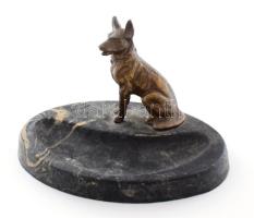 Kutya figurával díszített névjegykártyatartó, műkő, alumínium, kis sérüléssel, 15x10 cm