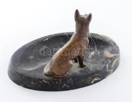 Kutya figurával díszített névjegykártyatartó, műkő, alumínium, kis sérüléssel, 15x10 cm