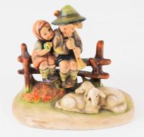 1939-1949 Hummel bárányoknak zenélő gyermekek figura, jelzett, hibátlan, 12x11 cm
