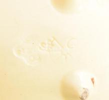 Körmöcbánya tojás alakú bonbonier, tojásból kikelt csibe alakjával díszítve. 1890 körül, mázas kőedé...