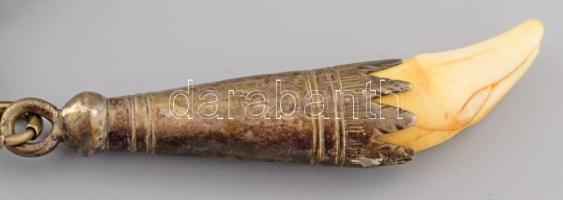 RÉSZBEN ezüst (Ag) emléktárgy, medálban hajdarabbal, ezüst (Ag) foglalatban foggal, h: 32 cm