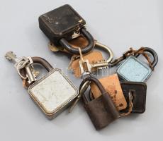 6 darab régi lakat, kulccsal.