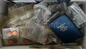 "Nagypapa kincsesládája", bruttó ~3,8kg súlyban, benne vegyes, külföldi és magyar érmetétel, közte Nagy-Britannia 1968-1971. 1/2p-10p (5xklf) "Britannia első decimális érméi" forgalmi összeállítás kartonlapon, eredeti műbőr tokban, MNB-s prospektusok. Sok érme külön simítózáras tasakokban. T:vegyes "Grandpa's treasure chest", mixed set of foreign and Hungarian coins (~3,8kg gross), within United Kingdom 1968-1971. 1/2 Penny - 10 Pence (5xdiff) circulation set on cardboard, in original "Britain's first decimal coins" leatherette case, Hungarian National Bank prospects. Many coins in separate zip-lock bags. C:mixed