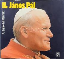 A. Bujak - M. Malinski: II. János Pál. Ford.: Kárász Anna. Zagreb-Novi Sad (Újvídék), 1982, Krscanska sadasnjost - Agape, 203 p. Fekete-fehér és színes fotókkal illusztrálva. Kiadói egészvászon-kötés, kissé viseltes borítóval, kiadói papír védőborítóban. Valentiny Géza (1927- ) főlelkész, cserkészvezető saját kezű ajándékozási soraival és aláírásával.