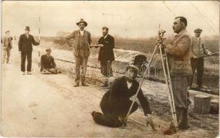 1939 Farnad, Farná; Garammikolai út felmérési munkái, mérnökökkel, geodézia / road survey work, with engineers, geodesy, photo