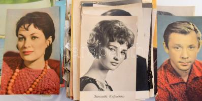 cca 1960-1980 Nagy vegyes külföldi színész és zenész tétel, benne fotókkal, képeslapokkal, nyomatokk...