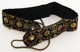 Fémfonallal és kövekkel díszített díszöv