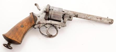 Lefaucheux-rendszerű, hatlövetű forgótáras revolver, cca. XIX. sz. közepe-második fele, jelzett, sorozatszámmal, korának megfelelő állapotban, kisebb rozsdafoltokkal, 27x13 cm // Antique Lefaucheux-style revolver, marked, with minor rust stains
