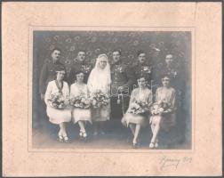 1929 'Házasodik a csendőr', esküvői fotó, Brassay [J. Zoltán fényképész hajdúböszörményi] műterméből, a csendőrökön kitüntetésekkel, az egyiken vitézi jelvénnyel, 17x23 cm