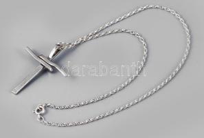 Ezüst (Ag) láncon ötvösművész ezüst (Ag) kereszt medállal, jelzett, nettó 7,2g