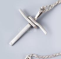 Ezüst (Ag) láncon ötvösművész ezüst (Ag) kereszt medállal, jelzett, nettó 7,2g