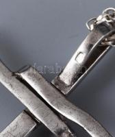 Ezüst (Ag) láncon ötvösművész ezüst (Ag) kereszt medállal, jelzett, nettó 7,2g