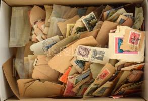 1 cipős doboznyi vegyes magyar és külföldi főleg áztatnivaló bélyeg, sok régivel, érdekességgel