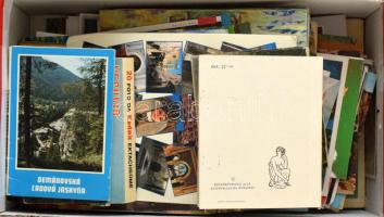Kb. 200 db MODERN vegyes képeslap tétel cipősdobozban: üdvözlőlapok, városok, reklám, művészlapok, több képeslapfüzet / Cca. 200 modern mixed postcard lot in a shoe box: greetings, towns, advertisements, art postcards, many booklets