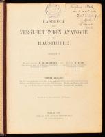 Handbuch der Vergleichenden Anatomie der Hausthiere. Bearbeitet von W. Ellenberger und H. Baum. Berlin, 1903, August Hirschwald, XVI+1004 p. Német nyelven. 10. kiadás. Kiadói aranyozott félbőr-kötés, kopott borítóval és gerinccel, a gerincen kis sérüléssel, jegyzetekkel és bejelölésekkel, a címlapon kis hiánnyal.