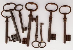 8 darab antik kulcs a 18-19. századból.