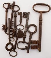 9 darab antik kulcs a 18-19. századból.