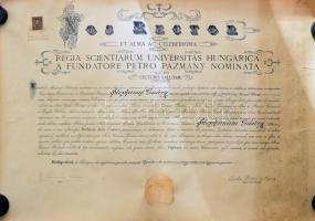 1931 Bp., a Kir. M. Pázmány Péter Tudományegyetem által Guáry István részére kiállított jogi doktori diploma, Nékám Lajos (1868-1957) orvos, rektor, ill. sipeki Balás Károly (1877-1953) közgazdász, dékán aláírásával, papírfelzetes pecséttel, 80f okmánybélyeggel. Feltekerve, részben kissé foltos, koszos, 54x76 cm