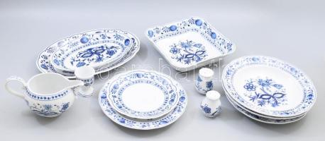 Kahla hagymamintás étkészlet 12 darabja, közte kínálótálakkal, jelzett.