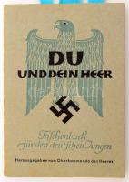 Du und Dein Heer. Taschenbuch für den deutschen Jungen. Hrsg. von Oberkommando des Heeres. Berlin, 1943, Junker und Dünnhaupt, 82+1 p. Német nyelven. Fekete-fehér és színes illusztrációkkal, köztük rangjelzésekkel, különféle jelzésekkel, kitüntetésekkel, ...stb. Kiadói papírkötés.