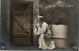 1912 Zsidó férfi, üdvözlőlap héber szöveggel. Judaika / Jewish man, greeting postcard with Hebrew te...