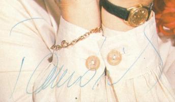 Tamási Eszter (1938-1991) tévébemondó, műsorvezető, színésznő aláírása őt ábrázoló képen