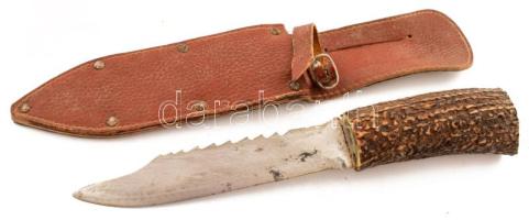 Egyedi készítésű vadászkés, agancs nyéllel, jelzés nélkül, bőr tokkal, h: 26 cm