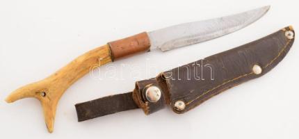 Régi vadászkés, réz és szaru nyéllel, a nyélbe vésett monogrammal, bőr tokkal, h: 23 cm
