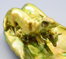 Zsolnay névjegykártyatartó tál - lábnyomokat szaglászó farkasok alakjával. cca 1900, eozin mázakkal ...