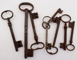 8 darab antik kulcs a 18-19. századból, h: 17 cm alatt