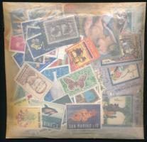 Min. 1.100 db bélyeg és néhány levél, ömlesztve zacskóban