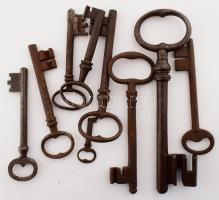 9 darab antik kulcs a 18-19. századból, h: 15,5 cm alatt