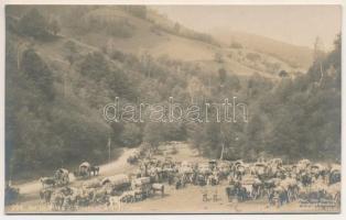 Újsinka, Sinca Noua; Biwak in der Paßstrasse. Phot. Otto Ebering / tábor, szekerek / camp, carts. photo