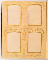 Bordó bársonyborítású, fém rátétekkel díszített régi fotóalbum kabinetfotók, vizitkártyák számára, egy lejáró rátéttel, helyenként kisebb sérülésekkel, 25x20x5 cm